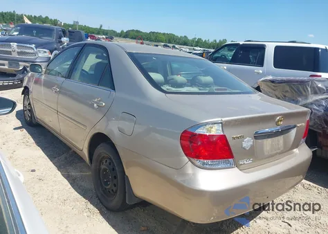 2005 Toyota Camry Le z USA, uszkodzony, nr VIN 4T1BE32K65U429973